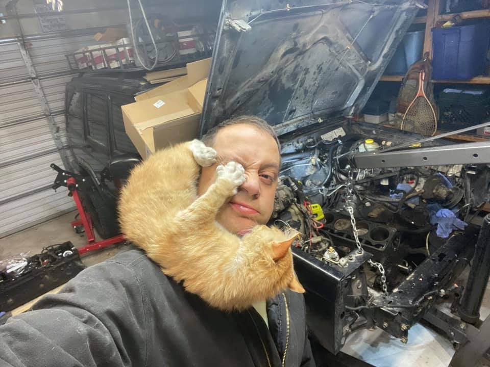 Кот механик. Кот в мастерской. Пушистый помощник. Мужик в гараже чинит джип.